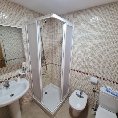 Mampara en v&eacute;rtice blanca con placa acrilica