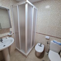 Mampara en v&eacute;rtice blanca con placa acrilica
