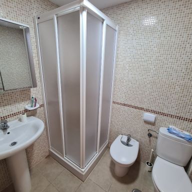 Mampara en v&eacute;rtice blanca con placa acrilica