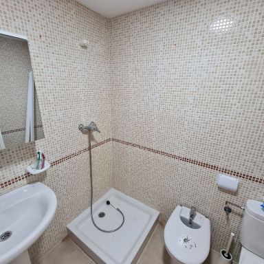 Mampara en v&eacute;rtice blanca con placa acrilica