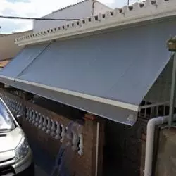 Otros toldos de fachada con mucho estilo