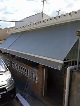 Otros toldos de fachada con mucho estilo