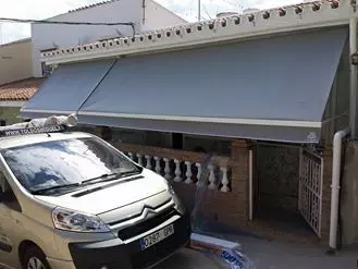 Otros toldos de fachada con mucho estilo