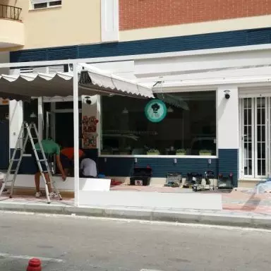 Fabricaci&oacute;n de terraza con quita vientos