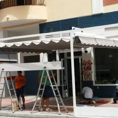 Fabricaci&oacute;n de terraza con quita vientos
