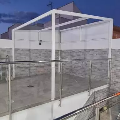 Habitaciones cerradas con toldos en vivienda
