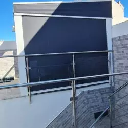 Habitaciones cerradas con toldos en vivienda