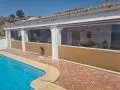 Cerramiento con toldos bajantes , con gu&iacute;as y ventana panor&aacute;mica