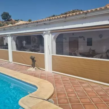 Cerramiento con toldos bajantes , con gu&iacute;as y ventana panor&aacute;mica