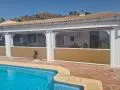 Cerramiento con toldos bajantes , con gu&iacute;as y ventana panor&aacute;mica