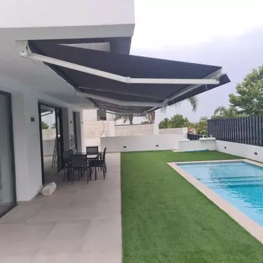 Toldos de brazos extensibles con l&iacute;neas y salidas a medidas