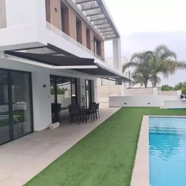 Toldos de brazos extensibles con l&iacute;neas y salidas a medidas
