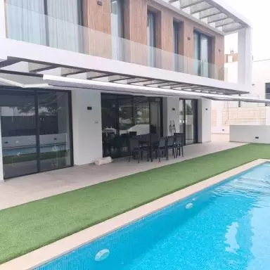 Toldos de brazos extensibles con l&iacute;neas y salidas a medidas