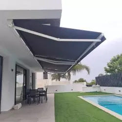 Toldos de brazos extensibles con l&iacute;neas y salidas a medidas