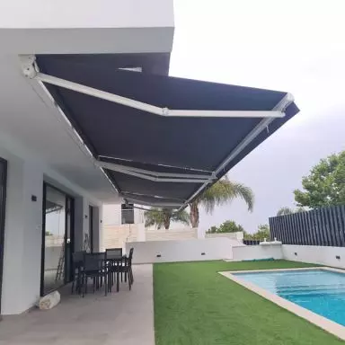 Toldos de brazos extensibles con l&iacute;neas y salidas a medidas