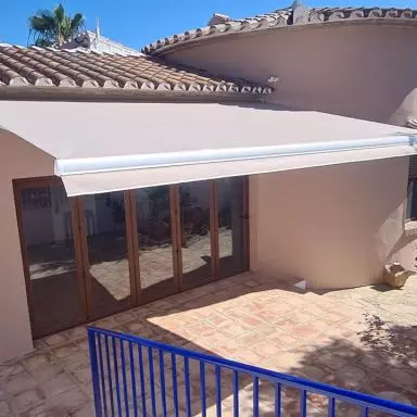 Toldo de brazos con motor y central sol viento