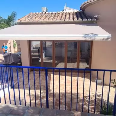 Toldo de brazos con motor y central sol viento
