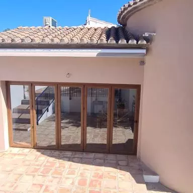 Toldo de brazos con motor y central sol viento