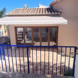 Toldo de brazos con motor y central sol viento