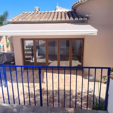 Toldo de brazos con motor y central sol viento