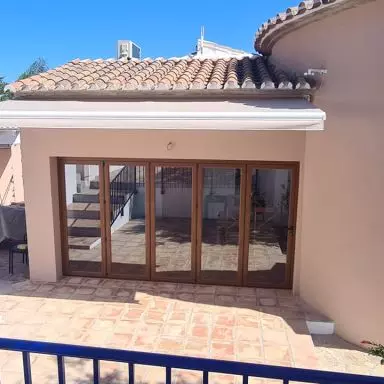 Toldo de brazos con motor y central sol viento