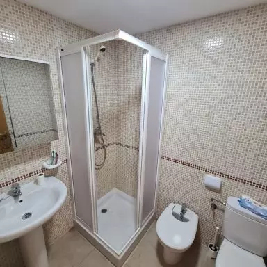 Mampara en v&eacute;rtice blanca con placa acrilica