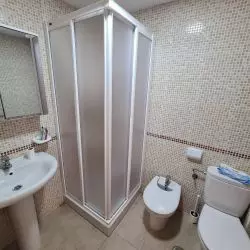 Mampara en v&eacute;rtice blanca con placa acrilica