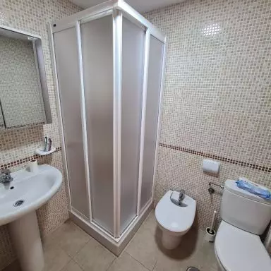 Mampara en v&eacute;rtice blanca con placa acrilica