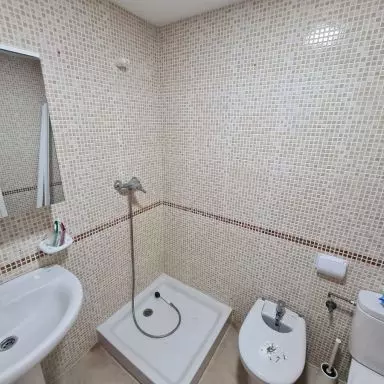 Mampara en v&eacute;rtice blanca con placa acrilica