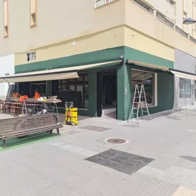 instalacion toldos brazos articulados comercio malaga 02